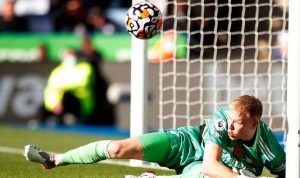 Kiper Arsenal Aaron Ramsdale saat beraksi mengamankan gawang timnya dalam laga lanjutan Liga Inggris melawan Leicester City di Stadion King Power, Leicester, Inggris, Sabtu (30/10/2021). (ANTARA/REUTERS/ACTION IMAGES/Peter Cziborra)