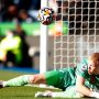Kiper Arsenal Aaron Ramsdale saat beraksi mengamankan gawang timnya dalam laga lanjutan Liga Inggris melawan Leicester City di Stadion King Power, Leicester, Inggris, Sabtu (30/10/2021). (ANTARA/REUTERS/ACTION IMAGES/Peter Cziborra)