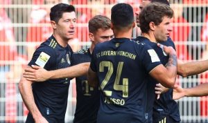 Penyerang Bayern Muenchen Robert Lewandowski (kiri) diselamati rekan-rekannya seusai sukses mencetak gol dari tendangan penalti dalam laga lanjutan Liga Jerman melawan Union Berlin di Stadion An der Alsten Foersterei, Berlin, Jerman, Sabtu (30/10/2021). (ANTARA/REUTERS/Fabrizio Bensch)