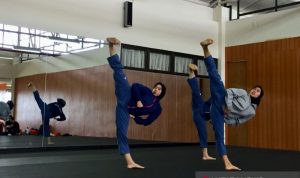 Ilustrasi - Atlet taekwondo putri Jawa Barat Defia Rosmaniar, Kevita Keliza, dan Rahmania Gunawan berlatih menjelang Pekan Olahraga Nasional (PON) Papua 2021 di Kota Jayapura, Kamis (30/9/2021). (ANTARA/Shofi Ayudiana)