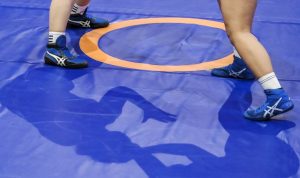 Arbainsyah Bikin Kalsel Rasakan Emas PON XX Papua Pertamanya Pegulat putri Kalsel Natrusnicu Roxana (kiri) berusaha mengunci pegulat Jabar Yanti Hernanti (kanan) saat pada final Gulat Gaya Bebas kelas 76 Kg PON Papua di Gor Futsal Dispora, Kabupaten Merauke, Papua, Minggu (10/10/2021). ANTARA FOTO/Galih Pradipta/YU (ANTARA FOTO/GALIH PRADIPTA)