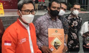 Wakil Presiden Partai Buruh Agus Supriyadi (dua kiri) menunjukkan berkas yang diserahkan ke Kementerian Hukum dan HAM di luar Gedung Direktorat Jenderal Administrasi Hukum Umum Kemenkumham RI, Jakarta, Kamis (14/10/2021). ANTARA/Genta Tenri Mawangi
