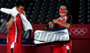 Pebulu tangkis ganda putra Indonesia Mohammad Ahsan/Hendra Setiawan meninggalkan lapangan usai kalah dari ganda putra Malaysia Aaron Chia/Soh Wooi Yik dalam pertandingan perebutan medali perunggu Olimpiade Tokyo 2020 di Musashino Forest Sport Plaza, Tokyo, Jepang, Sabtu (31/7/2021). ANTARA FOTO/Sigid Kurniawan/wsj. (ANTARA FOTO/SIGID KURNIAWAN)