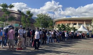 Suasana antrean penonton upacara penutupan PON XX Papua di depan pintu masuk stadion utama Lukas Enembe Jayapura, Jumat (15/2/2021). (ANTARA/Arindra Meodia)