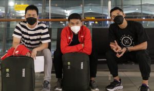 Anggota timnas bulu tangkis Indonesia yaitu Hendra Setiawan, Fajar Alfian, dan Jonatan Christie saat berada di Bandara Soekarno-Hatta, Banten, Selasa, sebelum terbang untuk berlaga di Piala Sudirman di Finlandia. (dokumentasi PP PBSI)