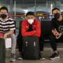 Anggota timnas bulu tangkis Indonesia yaitu Hendra Setiawan, Fajar Alfian, dan Jonatan Christie saat berada di Bandara Soekarno-Hatta, Banten, Selasa, sebelum terbang untuk berlaga di Piala Sudirman di Finlandia. (dokumentasi PP PBSI)