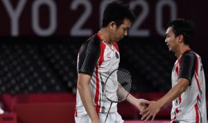 Meski Fisik Belum Prima, The Daddies Lolos ke 16 Besar di French Open Pebulutangkis ganda putra Indonesia Mohammad Ahsan/Hendra Setiawan bersalaman seusai kalah dari ganda putra Taiwan Lee Yang/Wang Chi-Lin dalam semifinal Olimpiade Tokyo 2020, di Musashino Forest Sport Plaza, Tokyo, Jepang, Jumat (30/7/2021). ANTARA FOTO/Sigid Kurniawan/aww. (ANTARA FOTO/SIGID KURNIAWAN)