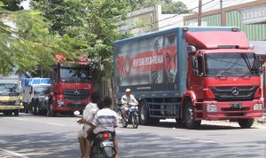Solar Mulai Langka, BPH Migas Diminta Bertindak Cepat Atasi Kelangkaan Dokumentasi. Sejumlah kendaraan bermesin diesel antre di pinggir jalan untuk mendapatkan solar di SPBU Kelurahan Pesantren, Kota Kediri, Jawa Timur, Jumat (15/10/2021). ANTARA FOTO/Prasetia Fauzani/foc.