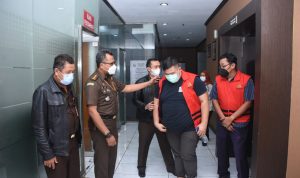 Kejati Jabar Lakukan Penahanan Dua Tersangka Pihak Swasta Proyek Alun-alun Kabupaten Indramayu Dua orang tersangka dari pihak swasta nproyek RTH Alun alun Indramayu kembali ditahan Kejati Jabar