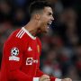 Pemain sepak bola Manchester United Cristiano Ronaldo melakukan selebrasi setelah memenangkan pertandingan melawan Atalanta dalam Liga Champions di Old Trafford, Manchester, Britain, Rabu (20/10/2021). ANTARA FOTO/REUTERS/Phil Noble/aww/cfo (REUTERS/PHIL NOBLE)
