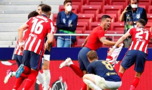 Pemain Atletico Madrid Luis Suarez melakukan selebrasi dengan rekan setimnya usai mencetak gol kedua ke gawang Osasuna pada laga La Liga Santander di Wanda Metropolitano, Madrid, Spanyol, Minggu (16/5/2021). ANTARA/REUTERS/Juan Medina/FOC/djo