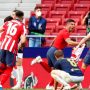Pemain Atletico Madrid Luis Suarez melakukan selebrasi dengan rekan setimnya usai mencetak gol kedua ke gawang Osasuna pada laga La Liga Santander di Wanda Metropolitano, Madrid, Spanyol, Minggu (16/5/2021). ANTARA/REUTERS/Juan Medina/FOC/djo
