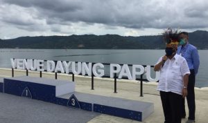 Usai PON Papua, Arena Dayung Jangan Sampai Terbengkalai, Basuki: Belajar dari Jakabaring Ketua Umum Pengurus Besar Persatuan Olahraga Dayung Seluruh Indonesia (PB PODSI) yang juga menjabat Menteri Pekerjaan Umum dan Perumahan Rakyat (PUPR) Basuki Hadimuljono memberikan sambutan saat meninjau arena dayung PON Papua di Teluk Youtefa, Jayapura, Jumat (1/10/2021). (ANTARA/Shofi Ayudiana)