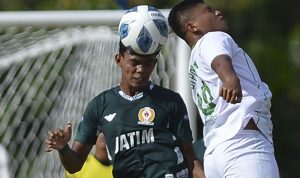 Lawan Kaltim di 6 Besar, Tim Sepak Bola Jatim Targetkan Poin Penuh Pesepak bola Jawa Timur Muhammad Idris (kiri) berduel di udara dengan pesepak bola Sumatera Utara Abdi Darma Pohan (kanan) pada pertandingan penyisihan sepak bola PON Papua di Stadion Mahacandra, Kota Jayapura, Papua, Senin (4/10/2021). ANTARA FOTO/Fauzan/wsj.
