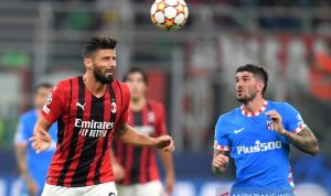 Pesepak bola AC Milan Olivier Giroud (kiri) berebut bola dengan pesepak bola Atletico Madrid Rodrigo De Paul dalam laga Group B Liga Champions, di Stadion San Siro, Milan, Italia, Selasa (28/9/2021). Atletico Madrid berhasil mengalahkan AC Milan 2-1 dan gol ke dua Atletico Madrid dicetak Luis Suarez pada masa injury time . ANTARA FOTO/Reuters-Daniele Mascolo/hp.
