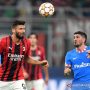 Pesepak bola AC Milan Olivier Giroud (kiri) berebut bola dengan pesepak bola Atletico Madrid Rodrigo De Paul dalam laga Group B Liga Champions, di Stadion San Siro, Milan, Italia, Selasa (28/9/2021). Atletico Madrid berhasil mengalahkan AC Milan 2-1 dan gol ke dua Atletico Madrid dicetak Luis Suarez pada masa injury time . ANTARA FOTO/Reuters-Daniele Mascolo/hp.