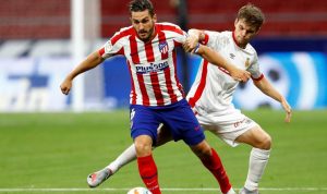 Pesepak bola Atletico Madrid Saul Niguez (kiri) berebut bola dengan pesepak bola Real Mallorca Aleix Febas dalam laga pekan ke-34 Liga Spanyol di Stadion Wanda Metropolitano, Madrid, Spanyol, Jumat (3/7/2020). Pertandingan ini dilakukan tertutup tanpa kehadiran penonton karena masih mewabahnya COVID-19. Laga tersebut dimenangkan Atletico Madrid dengan skor 3-0. ANTARA FOTO/Reuters-Juan Medina/hp.