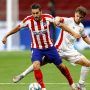 Pesepak bola Atletico Madrid Saul Niguez (kiri) berebut bola dengan pesepak bola Real Mallorca Aleix Febas dalam laga pekan ke-34 Liga Spanyol di Stadion Wanda Metropolitano, Madrid, Spanyol, Jumat (3/7/2020). Pertandingan ini dilakukan tertutup tanpa kehadiran penonton karena masih mewabahnya COVID-19. Laga tersebut dimenangkan Atletico Madrid dengan skor 3-0. ANTARA FOTO/Reuters-Juan Medina/hp.