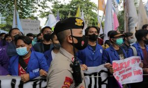 Polisi Banting Mahasiswa Saat Demo, Ombudsman: Pimpinan Polisi Harusnya Minta Maaf pada Korban polisi banting mahasiswa demo kejang