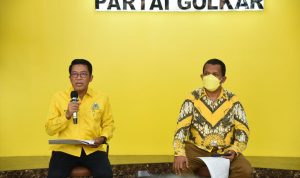 Anggota Komisi XI DPR dari Fraksi Partai Golkar Mukhamad Misbakhun (kiri) ketika memberikan keterangan kepada media
