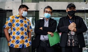 Eks Direktur Pembinaan Jaringan Kerja Antar Komisi dan Instansi di KPK Sujanarko (tengah) di Kantor Dewas KPK, Gedung KPK lama, Kuningan, Jakarta, Senin (17/5/2021). (Dery Ridwansah/JawaPos.com)