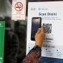 Pengunjung melakukan scan aplikasi PeduliLindungi di Pasar Mayestik, Jakarta, Sabtu (02/10). (Dery Ridwansah/JawaPos.com)