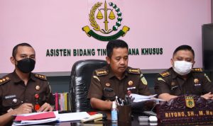 Asisten Tindak Pidana Khusus Kejati Jabar Riyono SH, M. Hum sedang memberikan keterangan terkait dugaan korupsi BUMN PT PG Rajawali II
