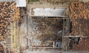 Gambar udara sekolah rusak di Kabupaten Karawang, Jawa Barat. (FOTO ANTARA/Ibnu Chazar)