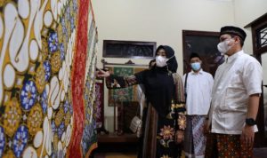 Wali Kota Pekalongan Afzan Arslan Djunaid sedang mengamati motif sarung batik Pakem Kaumanan. (ANTARA/Kutnadi)