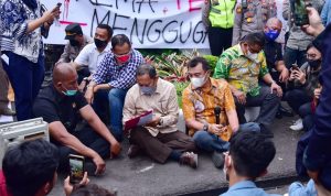 BEM se Jabar Sampaikan Aspirasi Terhadap Kinerja Pemerintah Beberapa Anggota DPRD Jabar mahasiswa secara langsung untuk memberikan dukungan terhadap tuntutan pemerintah