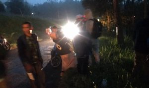 Diduga Jalan Berlubang, Satu Keluarga Boncengan Motor Masuk Jurang Beberapa warga menolong pengendara motor yang terjatuh masuk ke dalam jurang