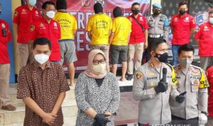 Bupati Bogor Ade Yasin saat hadir dalam konferensi pers perkara wartawan "bodrek", di Mapolsek Cileungsi, Kabupaten Bogor, Jawa Barat, Sabtu (2/10/2021). ANTARA/HO-Humas Polres Bogor