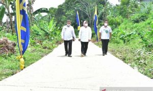 Bupati Bogor, Ade Yasin saat meninjau jalan hasil Program Samisade di Citeureup, Kabupaten Bogor, Jawa Barat, Rabu (6/10/2021). (ANTARA/HO-Pemkab Bogor)