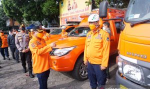 Bupati Garut Rudy Gunawan (kiri) memeriksa kesiapan personel dalam penanganan bencana alam saat gelar pasukan dalam rangka siaga bencana dan peringatan Bulan Pengurangan Risiko Bencana Tahun 2021 di lapangan Sekretariat Daerah Kabupaten Garut, Rabu (6/10/2021). (ANTARA/HO-Diskominfo Garut)