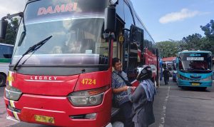 Uang Setoran Bus Damri Ditilep, Kejari Tetapkan SS Sebagai Tersangka Bus Damri melayanni keberangkatan antar kota jurusan Bandung-Indramyu di termibal Cicaheum (Foto: Dok. Jabarekspres)