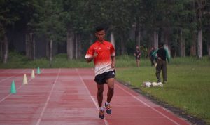 PON Papua, Pelari Gorontalo Lanjut 'Berlari' di Final 200 Meter Putra Pelari Gorontalo Izrak Udzulu, saat berlatih menghadapi PON Papua pada cabang olahraga atletik nomor 200 meter putra. (ANTARA/Debby Mano)