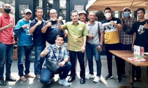 PKB Akan Dorong Kontes Burung Kicau Jadi Cabor Ketua DPP PKB Daniel Johan (batik hijau) akan mendorong kontes burung kicau menjadi Cabang Olahraga yang diakui Komite Olahraga Nasional Indonesia (KONI) dan bisa diperlombakan dalam ajang Pekan Olahraga Nasional (PON). (istimewa)