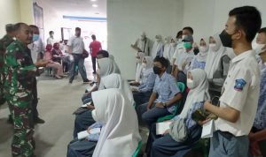 Dansektor 4 Citarum Harum Kolonel infantri Mulyono HS sedang memberikan motivasi kepada para siswa agar giat belajar meski di masa Pandemi