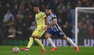 Pemain Arsenal duel dengan salah satu punggawa Brighton & Hove Albion. (@Arsenal/Twitter)