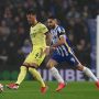 Pemain Arsenal duel dengan salah satu punggawa Brighton & Hove Albion. (@Arsenal/Twitter)