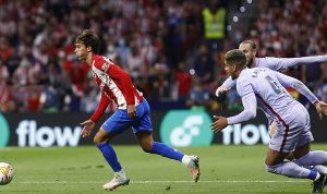 Joao Felix, pemain Atletico Madrid, dibayangi dua pemain Barcelona. (@atletienglish/Twitter)
