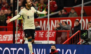 SELEBRASI: Striker andalan Liverpool, Mohamed Salah merayakan gol yang bersarang di jala gawang Manchester United, beberapa waktu lalu. (@LFC/Twitter)