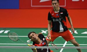 Pebulu tangkis ganda putra Indonesia Fajar Alfian (kiri) dan rekannya Muhammad Rian Ardianto mengembalikan kok ke arah lawan senegaranya Mohammad Ahsan dan Hendra Setiawan dalam babak semi final Daihatsu Indonesia Masters 2020 di Istora Senayan, Jakarta, Sabtu (18/1/2020). ANTARA FOTO/Aditya Pradana Putra/pd..