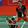 Pebulu tangkis ganda putra Indonesia Fajar Alfian (kiri) dan rekannya Muhammad Rian Ardianto mengembalikan kok ke arah lawan senegaranya Mohammad Ahsan dan Hendra Setiawan dalam babak semi final Daihatsu Indonesia Masters 2020 di Istora Senayan, Jakarta, Sabtu (18/1/2020). ANTARA FOTO/Aditya Pradana Putra/pd..