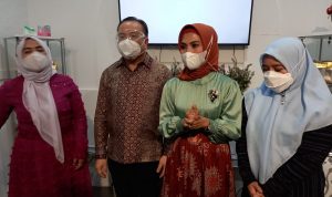 Lumbung Indonesia Buka Gerai Rumah UMKM di Kota Bandung Faunder Hanida Fondation dan Dewan Pembina Lumbung Indonesia Sri Suparni Bahlil