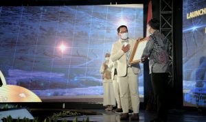 Gubernur Jabar Ridwan Kamil ketika memproyeksikan peluang investasi di Jabar Selatan dan Rebana
