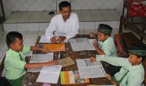 Ilustrasi guru Madrasah tengah mengajar santrinya. (Dok.JawaPos.com) guru pppk pengumuman kelulusan