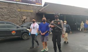 Boris 'Preman Pensiun' saat diamankan pihak kepolisian, beberapa waktu lalu.