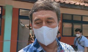 DPRD Kota Bogor Anggarkan 200 Juta untuk Perbaikan Atap SDN Otista yang Ambruk Kepala Dinas Pendidikan Kota Bogor Hanafi, Jumat (17/9) saat meninjau bangunan atap kelas SD Negeri Otista yang ambruk pada Kamis (16/9) (ANTARA/HO/Pemkot Bogor)