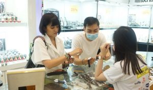 Rayakan Hari Jadi, Gudang Jam Bagikan Hadiah dan Diskon 80% Pelanggan toko Gudang Jam sedang memilih koleksi jam terbarunya